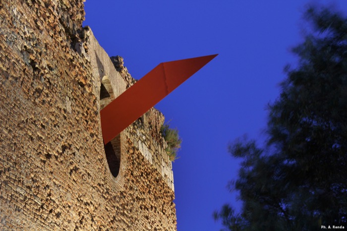 Mauro Staccioli, diagonale rossa, Scolacium e MARCA 2011, foto 11