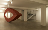 Scultura intervento, iron and painted concrete, Ph. A. Maniscalco Mauro Staccioli, Galleria Fumagalli, 2007, Fotografia
