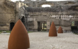 Covoni, 2012, plastic material and painted concrete, three elements, 330xØ175 (one element) and 280xØ175 cm (two elements), Ph. E. Giovinazzo Mauro Staccioli, Covoni 2012, Terme di Caracalla 2018, foto 14