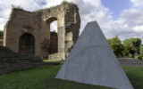 Piramide, 1972-2009, concrete and iron, 440x400x400 cm, Ph. F. Caricchia Mauro Staccioli, Piramide 1972-2009, Terme di Caracalla 2018, foto 7