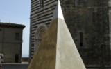 Piramide 1972-2009, concrete and iron, cm 440x 400x400, Piazza San Giovanni, relocated in 2009, Ph. S. Borghesi Mauro Staccioli, Piramide 1972-2009, Volterra 2009, foto 2
