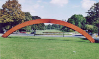 "Arc-en-ciel", Square Henry Lainé, Forest, Bruxelles, 2003, Credits Associazione Archivio Mauro Staccioli. Foto di Enrico Cattaneo.