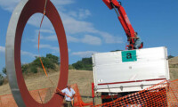 Installazione di "Anello 1997-2005", località Poggio di San Martino, Credits Associazione Archivio Mauro Staccioli.