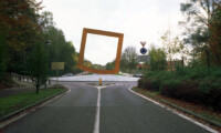"Equilibrio Sospeso", Rond point de l’Europe, Boitsfort, Bruxelles, 1998, Fotomontaggio, Credits Associazione Archivio Mauro Staccioli. Foto di Fabien de Cugnac.