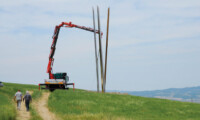 Installazione di Al bimbo che non vide crescere il bosco, 2009 “Luoghi d’esperienza, Volterra - 2009” - Credits Associazione Archivio Mauro Staccioli.